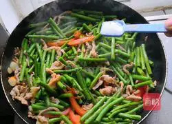 Illustration of how to make fried beans and meat 8