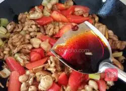 Illustration of how to make carrot stew with fat sausage 9