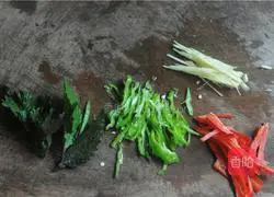 Illustration of how to steam crucian carp in perilla casserole 8