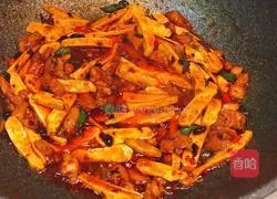 Illustration of how to make Sichuan-style jelly stir-fried dried beans 5