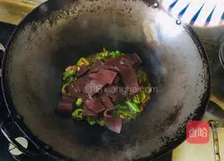 Illustration of how to stir-fry duck blood with green pepper 8