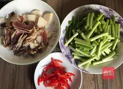 Illustration of how to make fried bacon with garlic moss 2