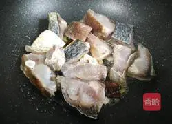 Illustration of how to make braised preserved fish cubes in sauce 4