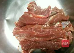 Illustration of how to make stir-fried beef with eggplant, sauerkraut and beef 2