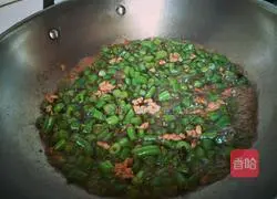 Illustration of how to stir-fry silkless beans with black bean sauce 6