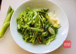 Illustration of how to make fried shredded pork with green pepper and bean skin 1