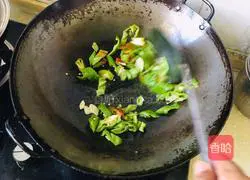 Illustration of how to stir-fry duck blood with green pepper 4