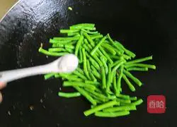 Illustration of how to make roasted pork and stir-fried beans 5