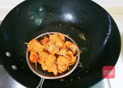 Illustration of how to make white sesame toothpick meat 13