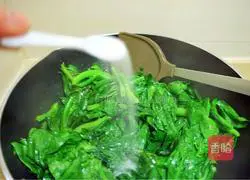 Illustration of how to make ginger kale 9