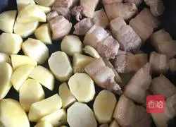 Illustration of how to make braised pork with potatoes 7