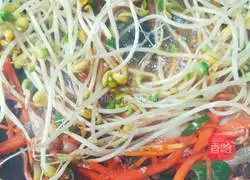 Illustration of how to stir-fry carrots and sprouts with bacon 6