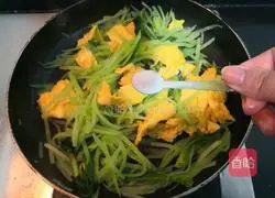 Illustration of how to make scrambled eggs with lettuce 18