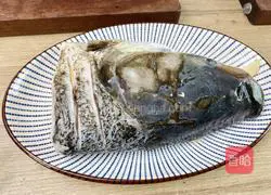 Illustration of how to make spicy fish head with chopped pepper 2