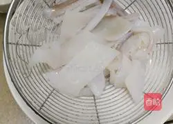 Illustration of how to make stir-fried squid with leeks 1