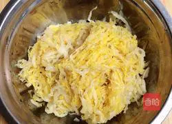 Illustration of how to stew big bones with pickled cabbage 7