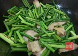 Illustration of how to make stir-fried meat with garlic moss 4