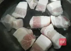 Illustration of how to cook quail eggs and roast pork 4