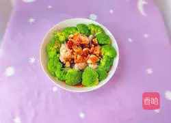 Illustration of how to make steamed broccoli with sea fish 1
