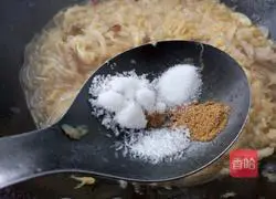 Illustration of how to make pickled vegetable noodles 9