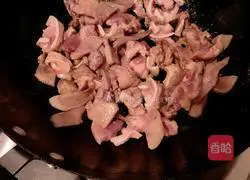  Illustration of how to make braised pork tongue and pork ribs 4