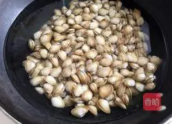 Illustration of how to make spicy fried sea melon seeds 3