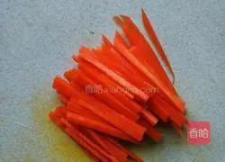 Illustration of how to make bacon enoki mushroom rolls 3