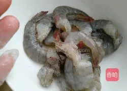 Illustration of how to make shrimp and cucumber strips 3