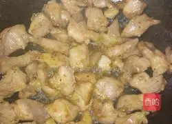 Illustration of how to make garlic and cumin pork cubes 3