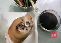 Illustration of how to make rock sugar hoof legs 1