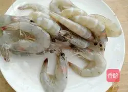 Illustration of how to make shrimps, eggs and fried peas 1