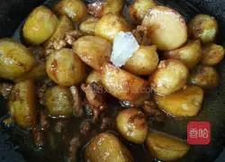 Illustration of how to make minced meat and small potatoes 6