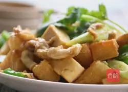 Illustration of how to cook razor clam meat with dried beans 1