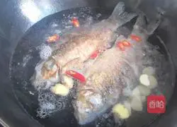 Illustration of how to make crucian carp stewed with tofu 4