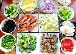 Illustration of how to make Spicy Spare Ribs and Prawns Hot Pot 1