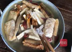 Illustration of how to stew cured fish with dried tofu 8