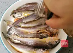 Illustration of how to make pan-fried small yellow croaker 4