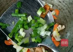Illustration of how to stir-fry carrots and cabbage with marinade 6