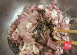 Illustration of how to make shredded pork with Beijing sauce 3