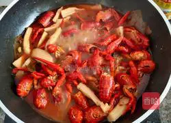 Illustration of how to make spicy crayfish with lotus root 7