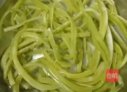 Illustration of how to make a bento with minced meat and vegetables 1