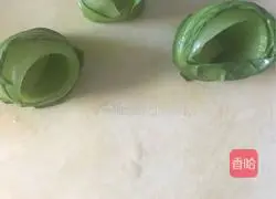 Illustration of how to make lettuce rolls with meat 3