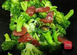 Illustration of how to make fried sausage with broccoli 8