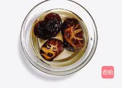 Illustration of how to make braised money grabbing hands 1