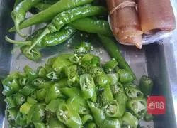 Illustration of how to make pork-skinned peppers 1