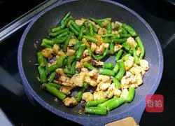 Illustration of how to make green pepper and spicy chicken 9