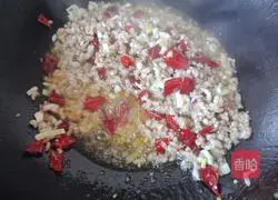 Illustration of how to make roasted pork and diced beans 4