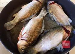 Illustration of how to make braised crucian carp with tofu in soy sauce 4