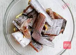 Illustration of steamed hairtail with chopped pepper 3