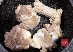 Illustration of how to stew big bones with pickled cabbage 4